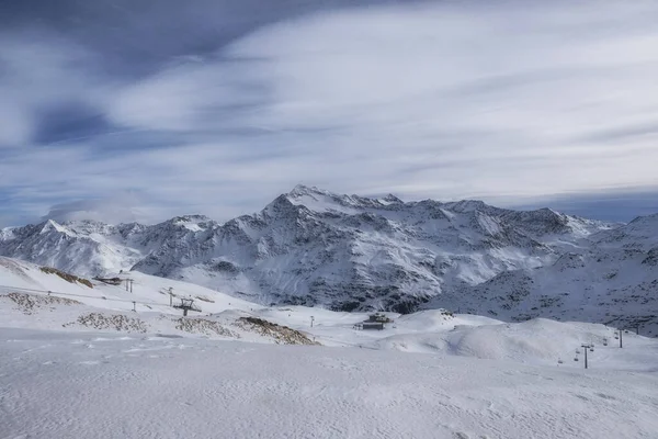 Abfahrt und Apres-Ski-Berghütte mit Restaurantterrasse in den italienischen Alpen, Europa, Italien. Skigebiet santa caterina valfurva — Stockfoto