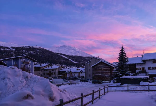 Paisagem noturna em Livigno, Itália. Pôr-do-sol fantástico com céu colorido . — Fotografia de Stock