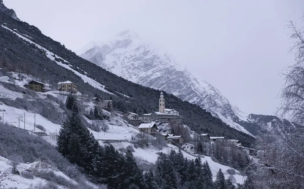 Vinterpanorama bild av den höga Valtellina, mellan de italienska centrala Alperna, byn valdidentro, sondrio, italy — Stockfoto