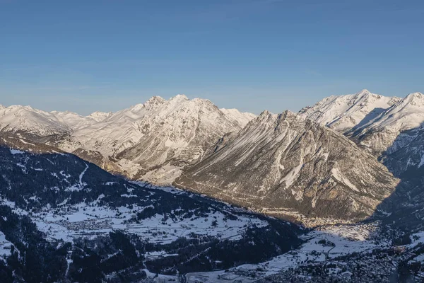 BORMIO, ITÁLIA, Janeiro 2019: Vista panorâmica da montanha . — Fotografia de Stock