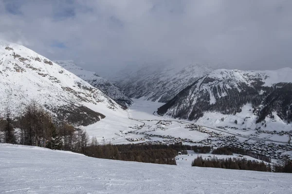 Livigno şehri ve Livigno Gölü 'nün tepesinden kış manzarası. İtalya. — Stok fotoğraf