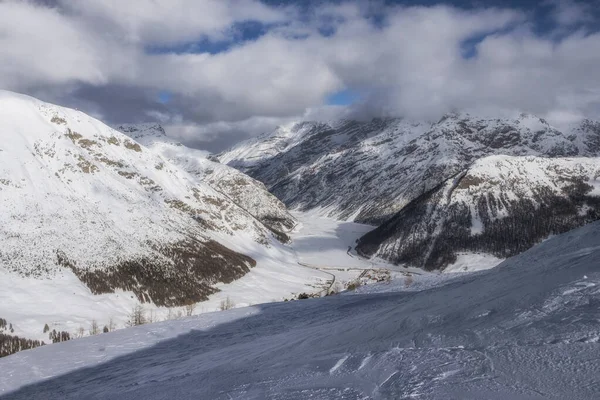 Livigno şehri ve Livigno Gölü 'nün tepesinden kış manzarası. İtalya. — Stok fotoğraf