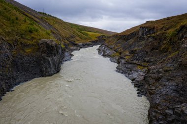 Studlagil bazalt kanyonu, İzlanda. İzlanda 'nın en harika doğa manzaralarından biri. Eylül 2019 'da hava aracı ateşlendi.