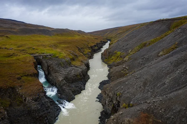 Studlagil basalto canyon, Islândia. Um dos passeios mais maravilhosos da natureza na Islândia. Drone aéreo disparado em setembro 2019 — Fotografia de Stock