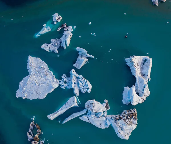 Blauwe ijsbergen drijvend in de jokulsarlon lagune in IJsland in september 2019. Dronenschot vanuit de lucht — Stockfoto