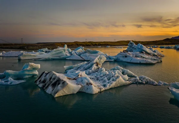 Blauwe ijsbergen drijven in de jokulsarlon lagune in IJsland in september 2019 — Stockfoto