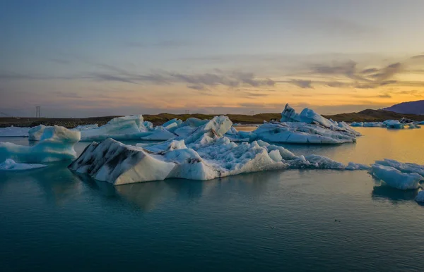 Μπλε παγόβουνα επιπλέουν στη λιμνοθάλασσα jokulsarlon στην Ισλανδία τον Σεπτέμβριο του 2019 — Φωτογραφία Αρχείου