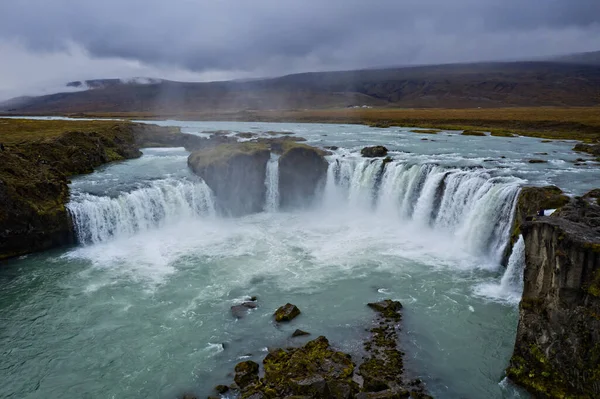 Godafoss, una de las cascadas más famosas de Islandia. Tiro aéreo con dron en septiembre de 2019 — Foto de Stock