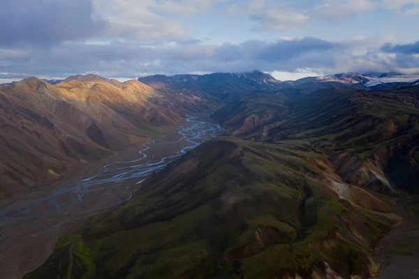 Ισλανδία τον Σεπτέμβριο του 2019. Great Valley Park Landmannalaugar, που περιβάλλεται από βουνά από ριολίτη και λιωμένο χιόνι. Στην κοιλάδα χτίστηκε μεγάλο στρατόπεδο. Η έννοια της παγκόσμιας περιηγήσεις. — Φωτογραφία Αρχείου