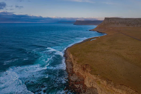 Prachtige Latrabjarg kliffen, Europa 's grootste vogelklif en de thuisbasis van miljoenen vogels. Westelijke fjorden van IJsland. Zonsondergang in september 2019. Dronenschot vanuit de lucht — Stockfoto