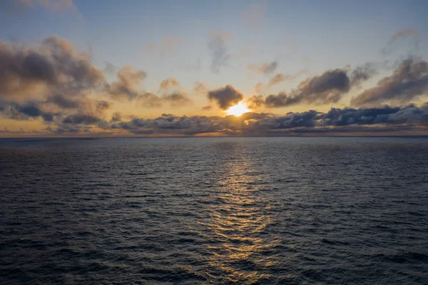 Pôr do sol sobre o mar na parte mais ocidental da Islândia, chamada Latrabjarg. Vista aérea do drone, setembro 2019 — Fotografia de Stock