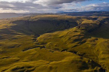 En güzel kanyon Fjadrargljufur ve kanyonun dibinden geçen sığ dere. Harika bir İzlanda ülkesi. Eylül 2019. Hava aracı vuruldu.