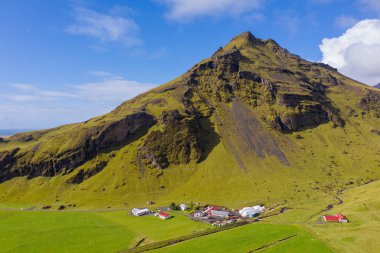 Skoga Nehir Vadisi 'nin güzel yemyeşil manzarası Skogafoss Şelalesi yakınlarında şelaleler ve Fimmvorduhals yürüyüş yolunun Skogar ucunda. Güney İzlanda, hava aracı manzaralı, Eylül 2019