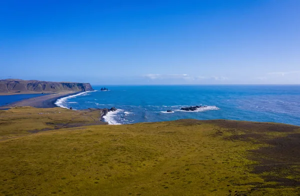 Reynisfjara schwarzer Sandstrand, Südküste Island. Blick von dyrolaey. Panorama. Nachmittag. Drohnenschuss aus der Luft, September 2019 — Stockfoto