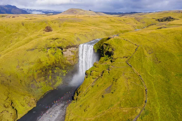 Island vodopád Skogafoss v islandské krajině přírody. Slavné turistické atrakce a památky destinace v islandské krajině přírody na jižním Islandu. Letecký pohled na vrchní vodopád. — Stock fotografie