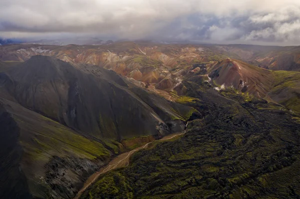 Islândia em setembro 2019. Great Valley Park Landmannalaugar, rodeado por montanhas de riolite e neve não derretida. No vale construiu grande acampamento. O conceito de passeios mundiais . — Fotografia de Stock