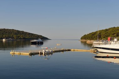Adriyatik 'teki küçük körfez Sabahın erken saatlerinde Banjole (Pula, Hırvatistan) yakınlarında.