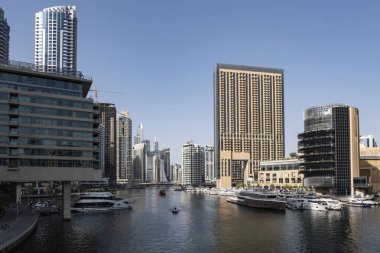Dubai, Uae - Mayıs 2019: Dubai, Uae 'deki Dubai Marina' da gündoğumu ışıklarında parlayan modern gökdelenlerin görüntüsü.