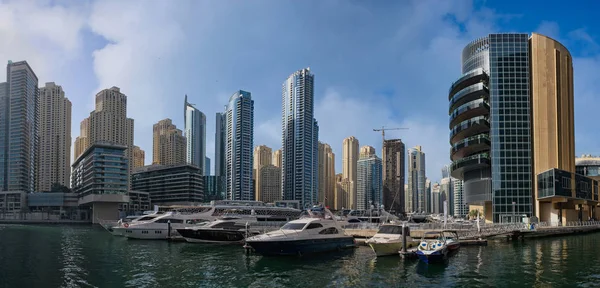 Dubai Marina en un día soleado, Emiratos Árabes Unidos — Foto de Stock