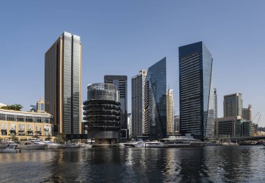 Dubai, Uae - Mayıs 2019: Dubai, Uae 'deki Dubai Marina' da gündoğumu ışıklarında parlayan modern gökdelenlerin görüntüsü.