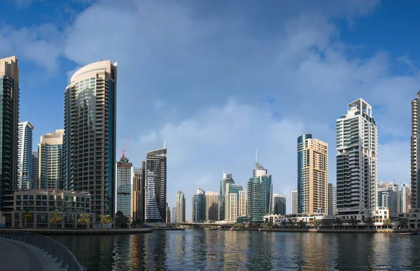 Dubai, EMIRATOS ÁRABES UNIDOS, mayo de 2019 - Hermosa vista del puerto deportivo de Dubái. EAU — Foto de Stock