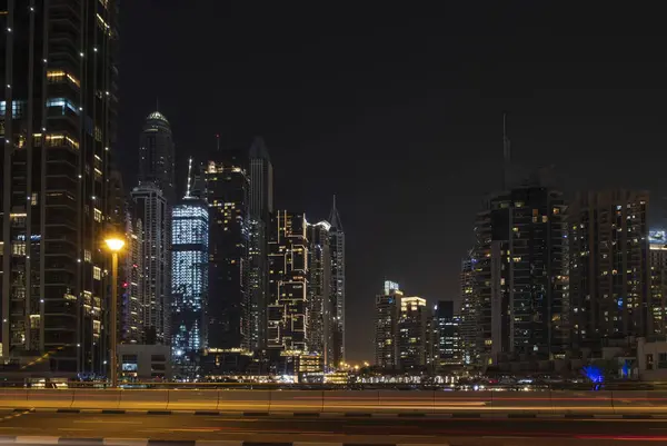 Vista de Dubai Marina por la noche en larga exposición, Emiratos Árabes Unidos. Mayo 2019 — Foto de Stock