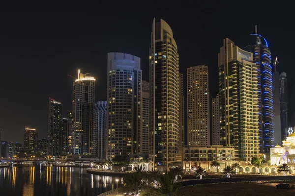 Vista de Dubai Marina por la noche en larga exposición, Emiratos Árabes Unidos. Mayo 2019 — Foto de Stock