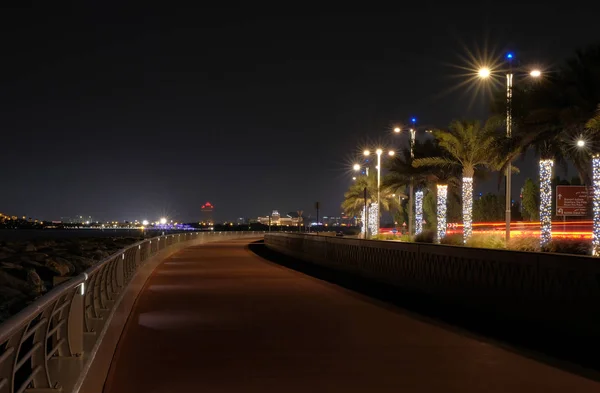 Carretera en Palma Jumeirah, Dubai por la noche - Larga exposición. EAU . — Foto de Stock