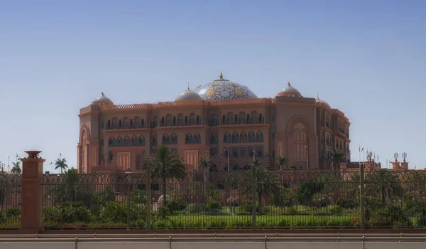 Uae - maj 2019: Emirates Palace i Abu Dhabi. Emirates Palace var ursprungligen tänkt som en plats för regeringstoppmöten och konferenser i Persiska viken — Stockfoto