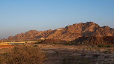 Hatta bölgesindeki kahverengi dağlar, Dubai 'nin doğu bölgesi, Birleşik Arap Emirlikleri' ndeki kayalar.