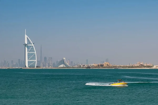 Hoteles y barcos en Dubai city, Emiratos Árabes Unidos — Foto de Stock