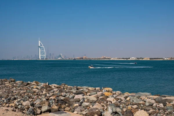 Hoteles y barcos en Dubai city, Emiratos Árabes Unidos — Foto de Stock