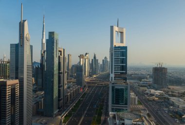 Dubai 'den (43. kat). Gün batımında Dubai silueti. Birleşik Arap Emirlikleri, Mayıs 2019
