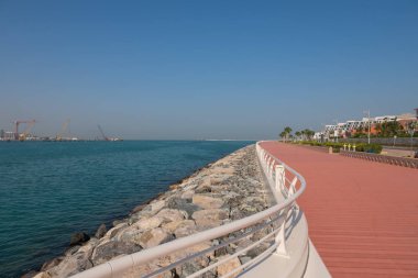 Dubai, Uae - Hilal 'deki Palm Jumeirah Adası' ndaki Boardwalk. Palm Jumeirah, geri kazanılmış topraklar kullanılarak oluşturulan yapay bir takımadadır.