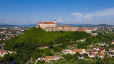 Palanok kale Mukachevo, TransKarpatya bölge Ukrayna mavi gökyüzünün altında kırmızı çatılar ile pitoresk görünümüne. Açık havada çekim yatay.