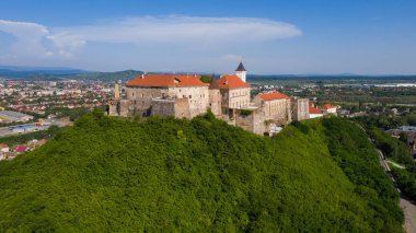 Palanok kale Mukachevo, TransKarpatya bölge Ukrayna mavi gökyüzünün altında kırmızı çatılar ile pitoresk görünümüne. Açık havada çekim yatay.