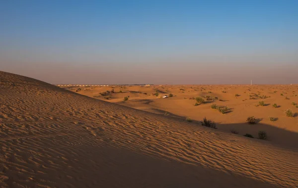 AL KHATIM DESERT-DUBAI/UNITED ARAB EMIRATES - MAY, 2019: Dune bashing with a 4x4 jeep — Stock Photo, Image
