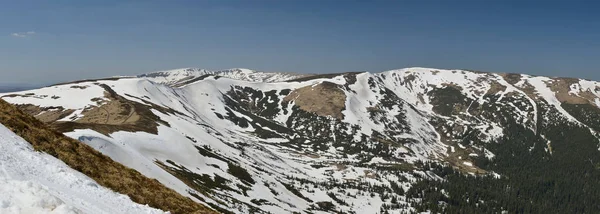 Dragobrat, Ucrânia - maio de 2012: dia ensolarado de neve em Dragobrat, Carpathian Mountains, Ucrânia — Fotografia de Stock