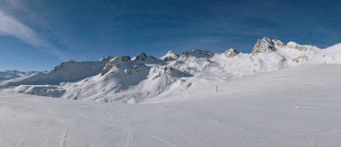 St. Moritz 'de kış manzarası. Almanca: Aziz Moritz, İtalyanca: San Maurizio. İsviçre 'deki Engadine Vadisi' nde bir tatil köyü.
