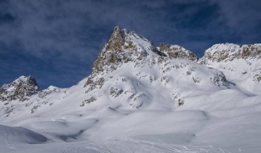 St. Moritz 'de kış manzarası. Almanca: Aziz Moritz, İtalyanca: San Maurizio. İsviçre 'deki Engadine Vadisi' nde bir tatil köyü.