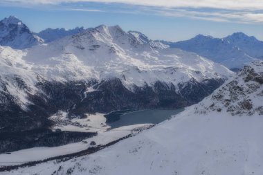 Sankt Moritz 'in panoraması Saint Moritz, San Maurizio kasabası ve Engadine, İsviçre Alpleri' ndeki göl, kış boyunca