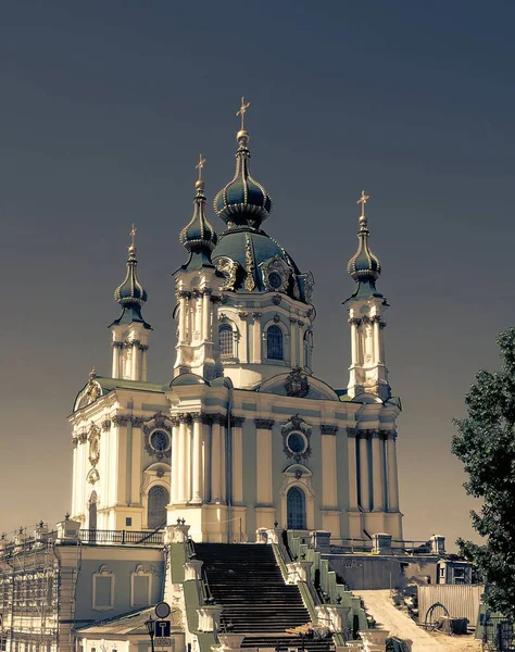 St. andrew-kirche auf dem hügel in kiev, ukraine — Stockfoto