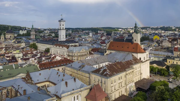 Avrupa kenti Lviv 'in üzerindeki günbatımının havadan görüntüsü