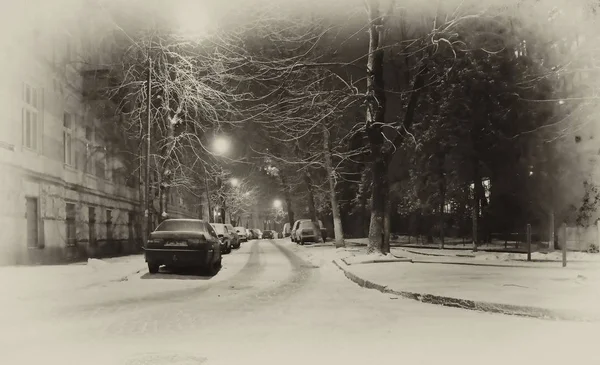 Lviv em tempo de inverno à noite, Ucrânia, preto branco — Fotografia de Stock