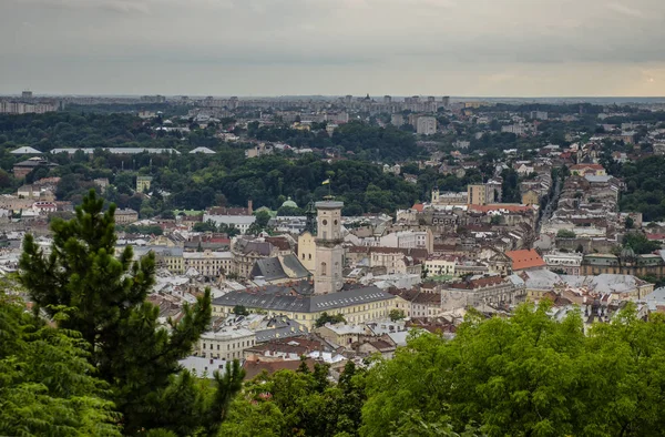 利沃夫乌克兰语- -从乌克兰利沃夫的维索基城堡俯瞰。 利沃夫鸟瞰。 利沃夫老城就在上面 拉丁大教堂的空中景观. — 图库照片