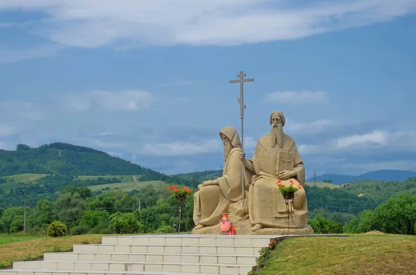 Ukrayna, Svalyava. Kirill Mefodiy manastırındaki Aziz Kirill ve Mefodiy kardeşlerin anıtı..