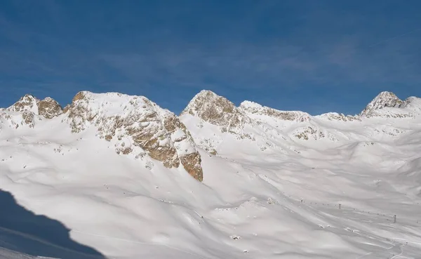 Winterlandschaft in St. Moritz. deutsch: sankt moritz, italienisch: san maurizio. ein Kurort im Engadiner Tal in der Schweiz — Stockfoto