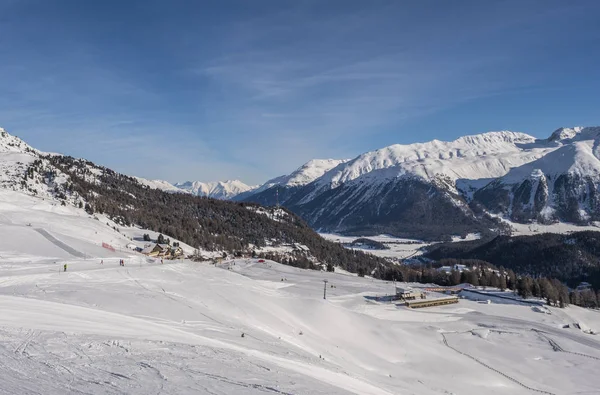 St. Moritz 'de kış manzarası. Almanca: Aziz Moritz, İtalyanca: San Maurizio. İsviçre 'deki Engadine Vadisi' nde bir tatil köyü. — Stok fotoğraf