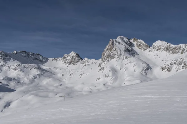 Zimowy krajobraz w St. Moritz. Niemiecki: Sankt Moritz, włoski: San Maurizio. Miasteczko wypoczynkowe w dolinie Engadine w Szwajcarii — Zdjęcie stockowe
