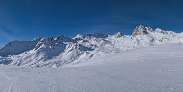 Winterlandschaft in St. Moritz. deutsch: sankt moritz, italienisch: san maurizio. ein Kurort im Engadiner Tal in der Schweiz — Stockfoto